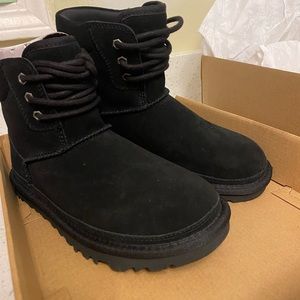 Black women’s Ugg’s size 6 :)